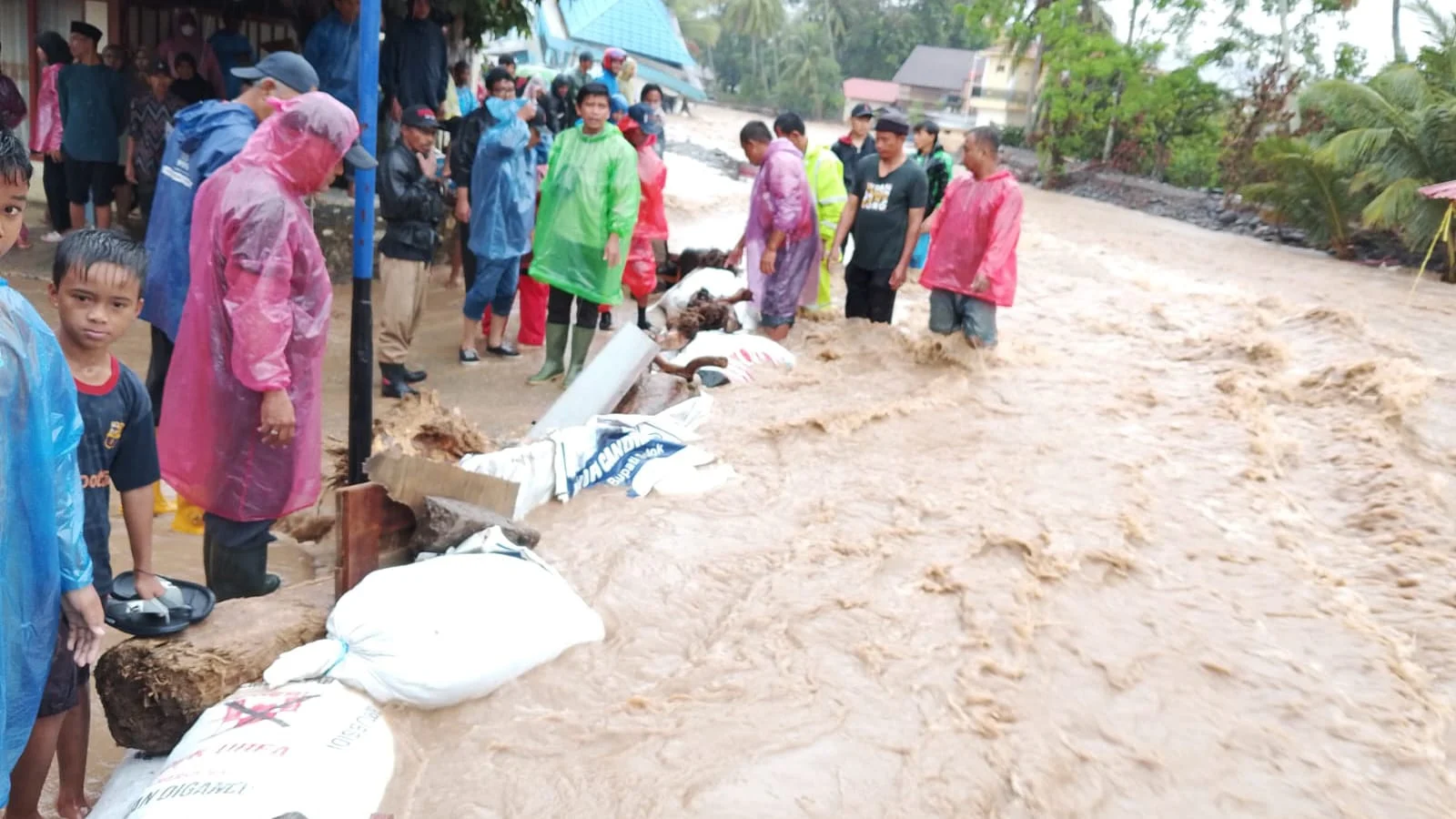 banjir-susulan-landa-solok,-rendam-rumah,-putuskan-akses-jalan