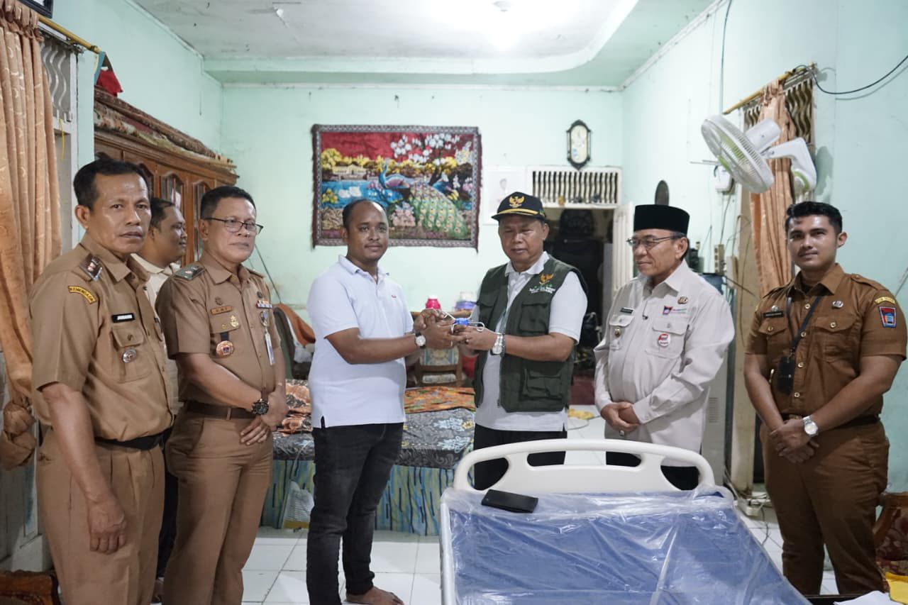 wawako-maigus-nasir-serahkan-tempat-tidur-pada-yarni,-warga-parupuk-tabing-yang-sakit-komplikasi