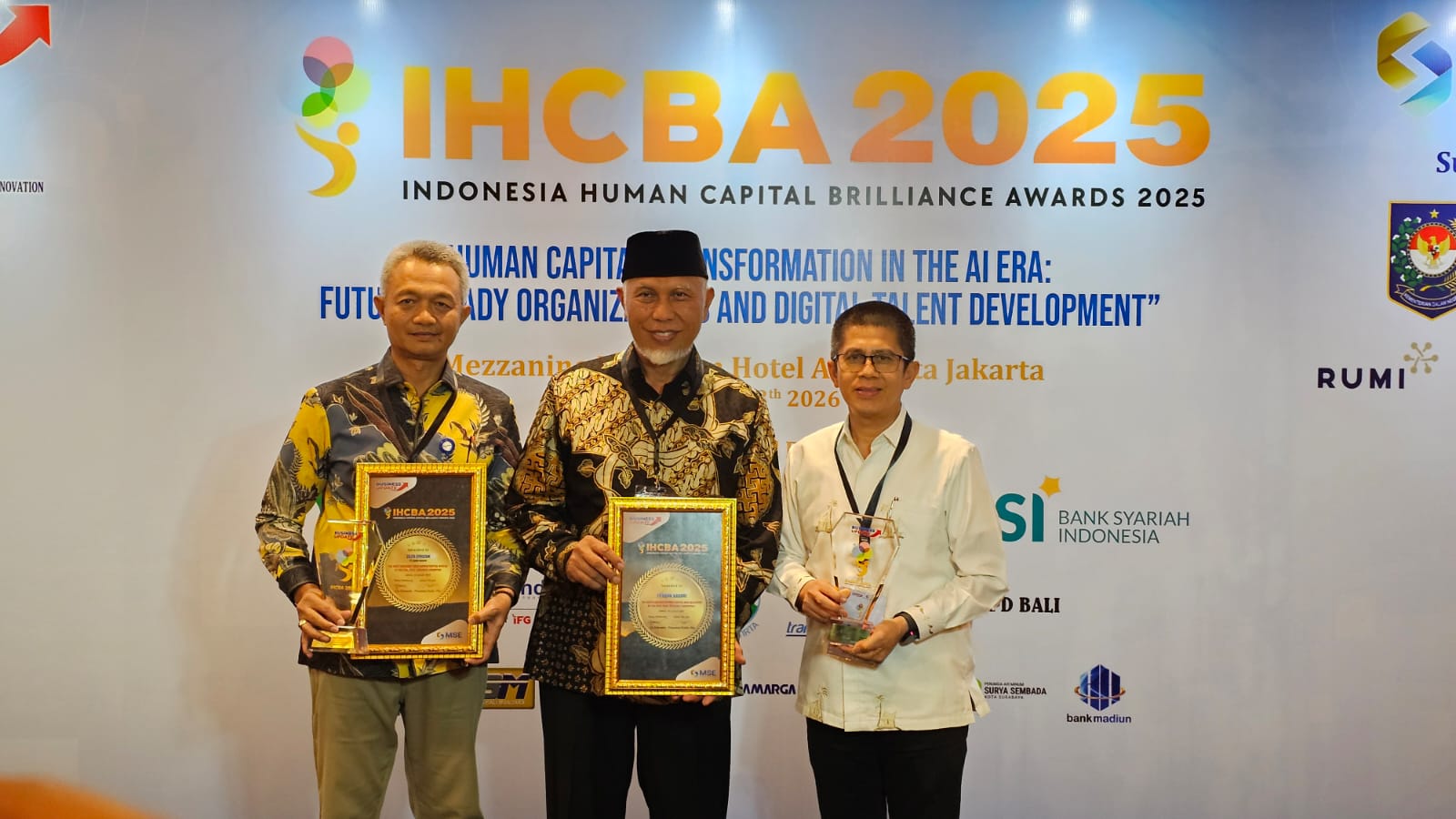 berhasil-dorong-human-capital-bumd-berdaya-saing,-gubernur-sumbar-terima-ihcba-2025