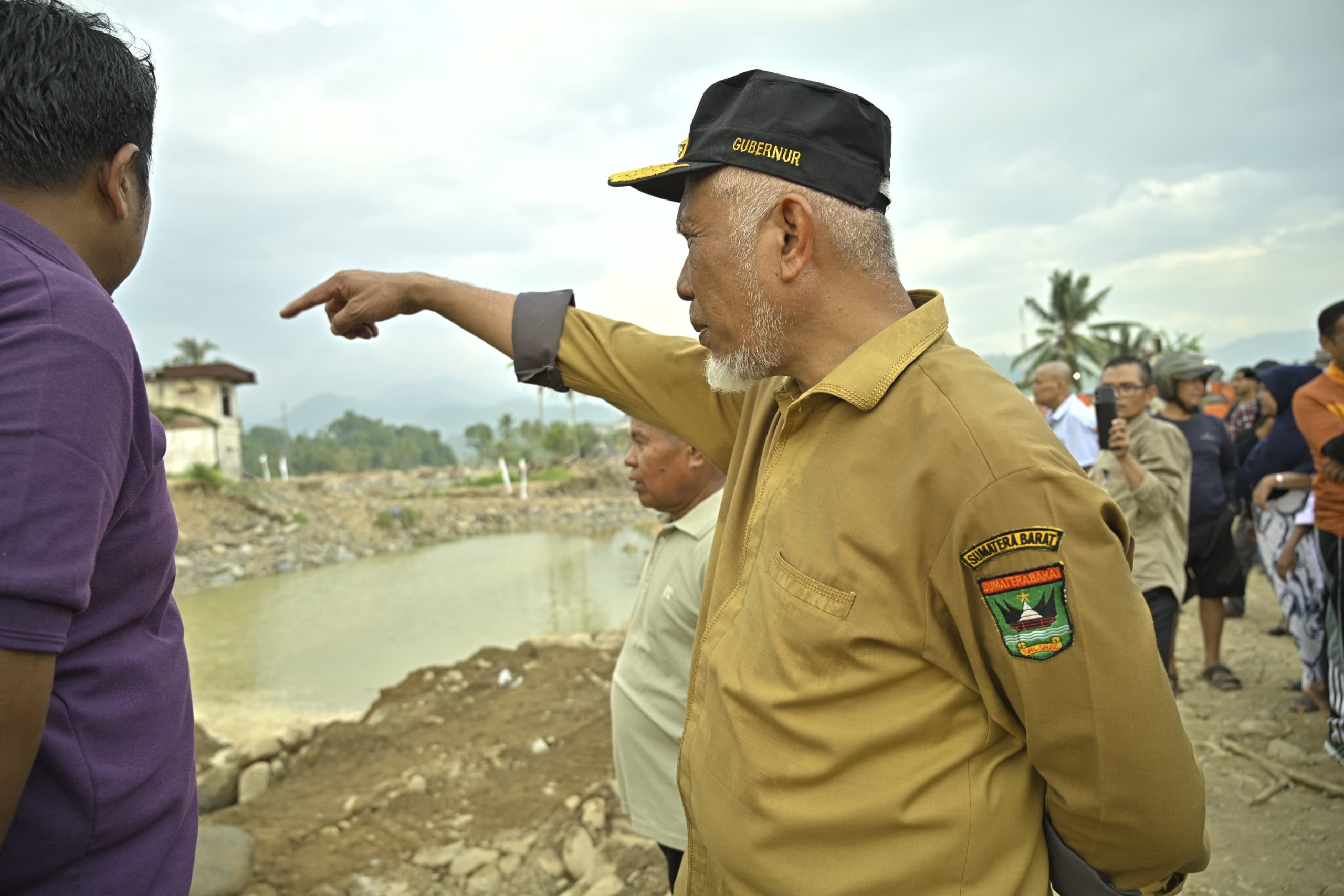 gubernur-mahyeldi-terobos-sungai-gunung-nago-demi-atasi-krisis-air