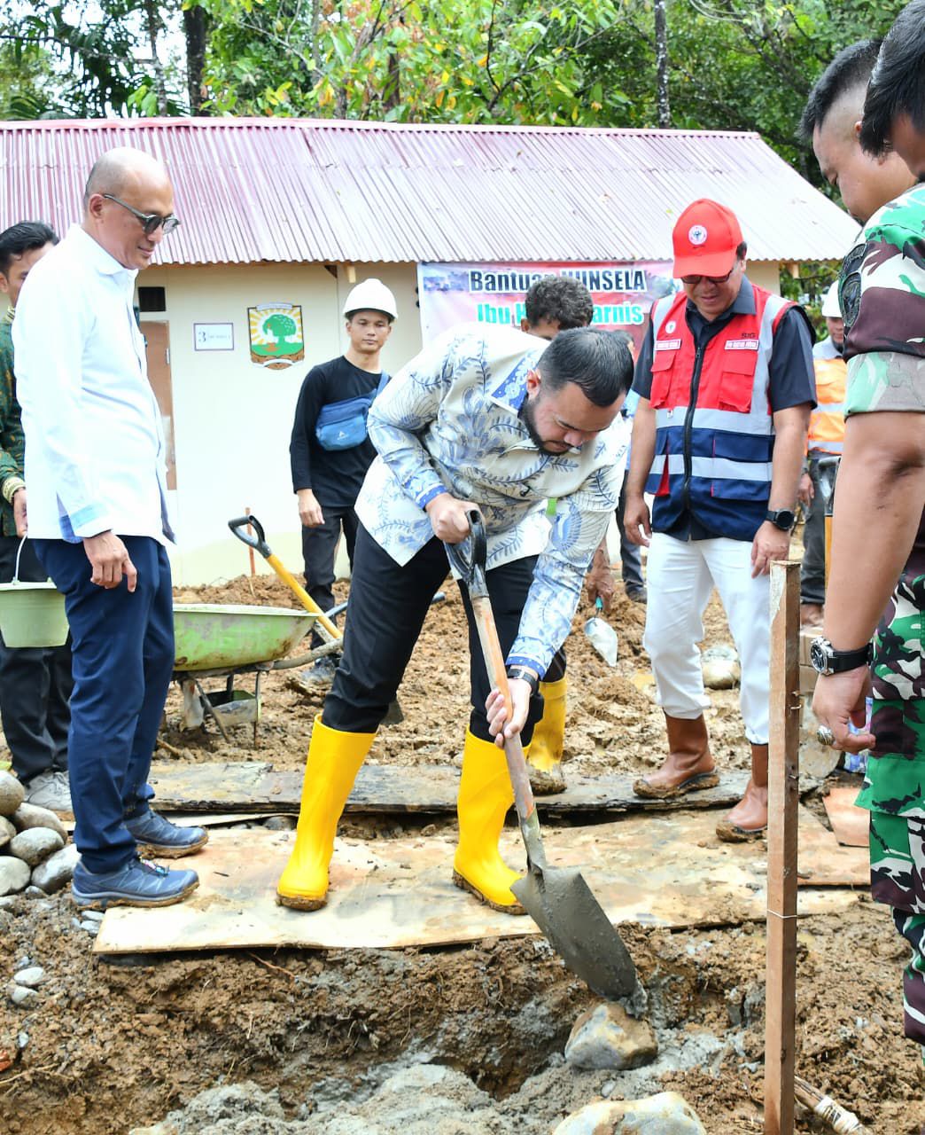 wako-fadly-amran-letakkan-batu-pertama-pembangunan-huntap-penyintas-banjir