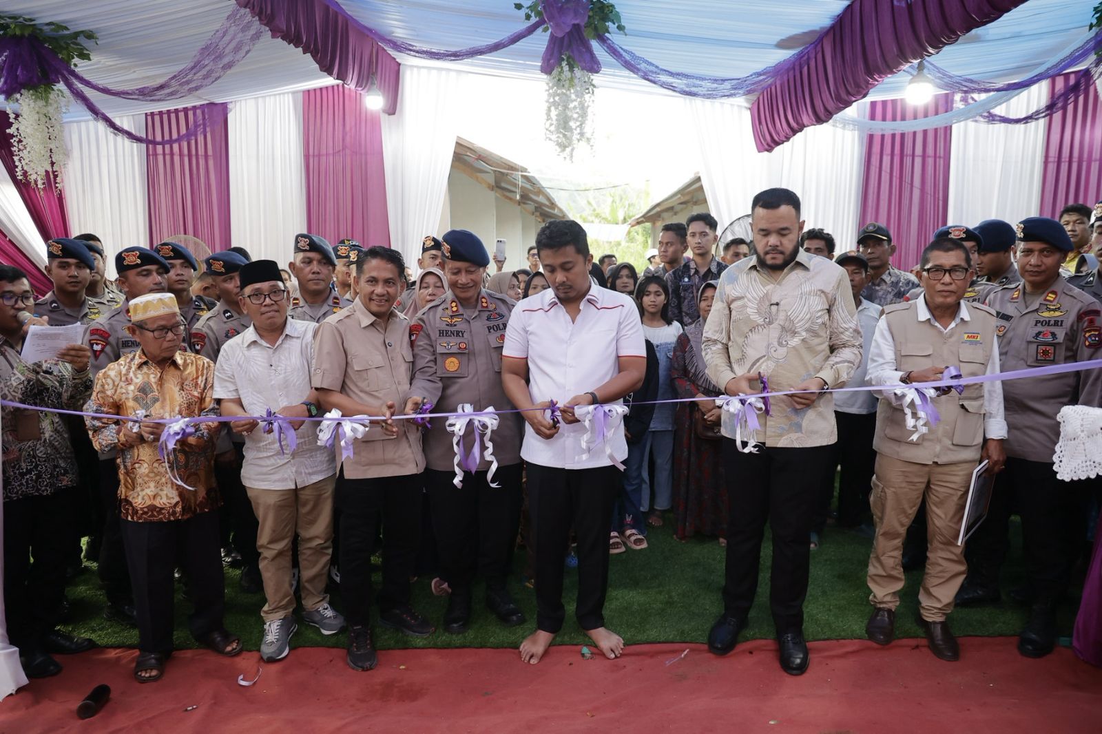 wagub-vasko-dan-evi-yandri-serahkan-huntara-mandiri-ke-pemko-padang