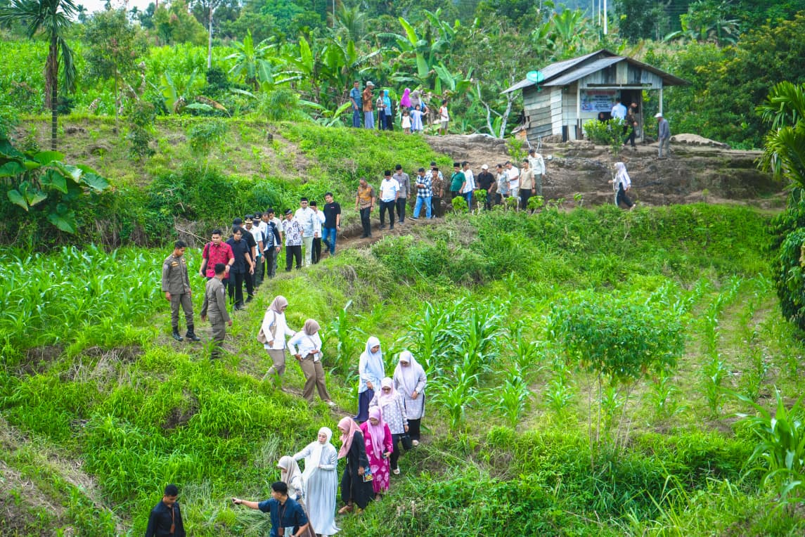 wagub-vasko-bantu-rp25-juta-untuk-bedah-rumah-keluarga-hendri-di-solok-selatan