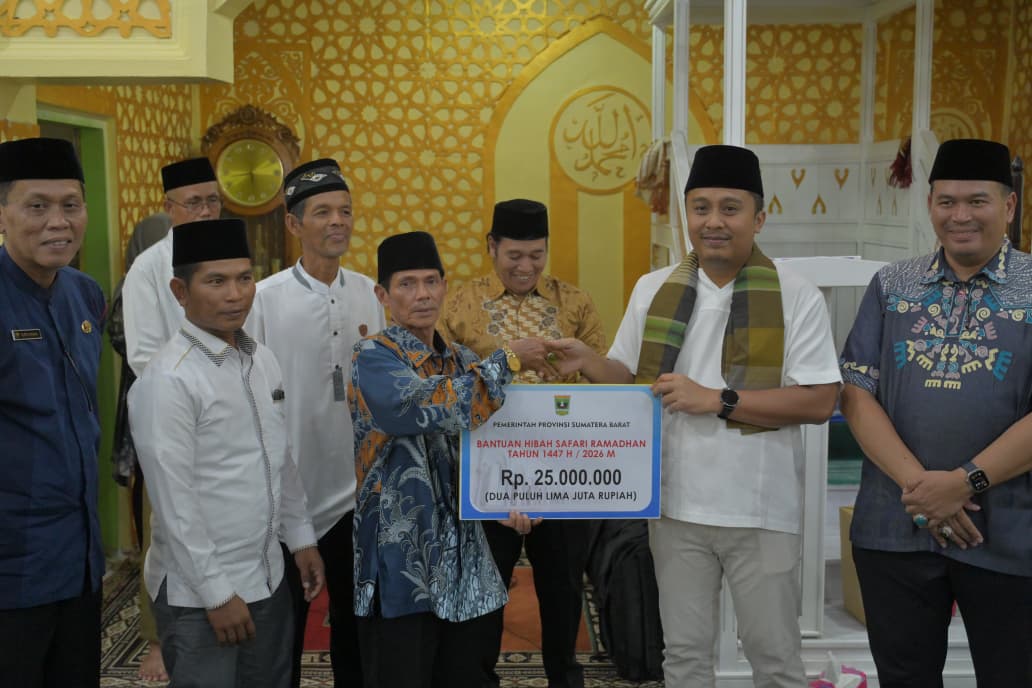 safari-ramadhan-di-masjid-raya-taluk,-wagub-sumbar-serahkan-dana-hibah-dan-100-paket-perlengkapan-sekolah
