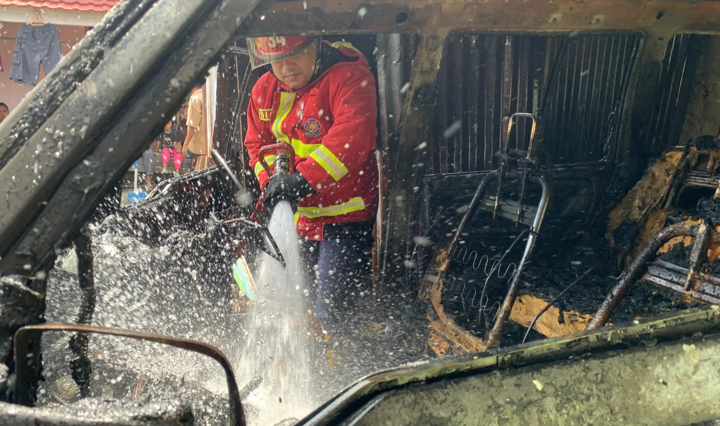 api-mengamuk-di-kuranji,-rumah-dan-mobil-ludes-terbakar