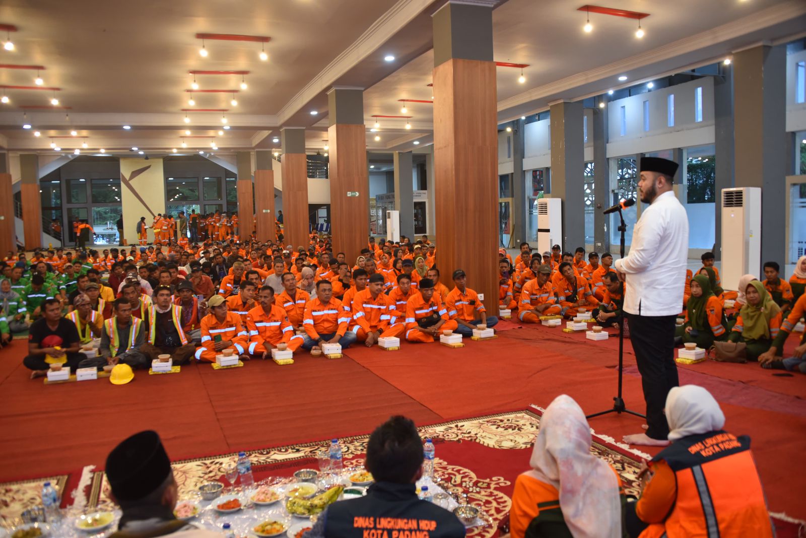 wako-fadly-amran-berbuka-puasa-bersama-petugas-kebersihan-dan-petugas-lps