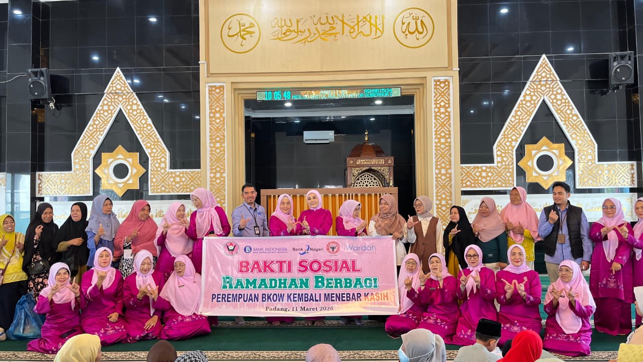 ketua-bkow-sumbar-dianita-maulin-salurkan-ratusan-paket-sembako