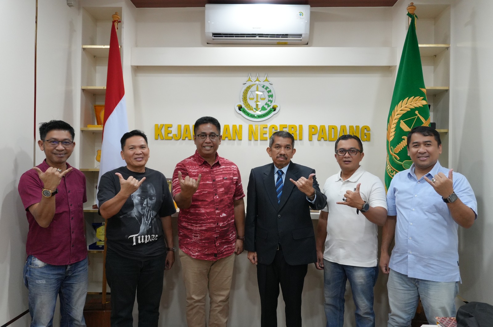 di-tengah-polemik-kasus-koruptor-buron,-kajari-padang-selesaikan-sidang-doktoral 