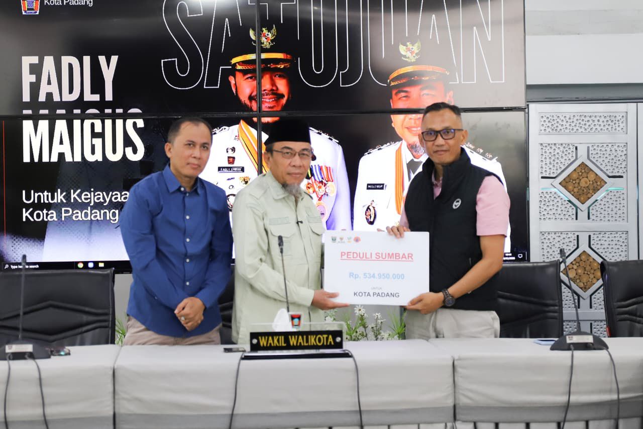 korban-bencana-penghuni-huntara -di-kota-padang-terima-bantuan-peduli-sumbar