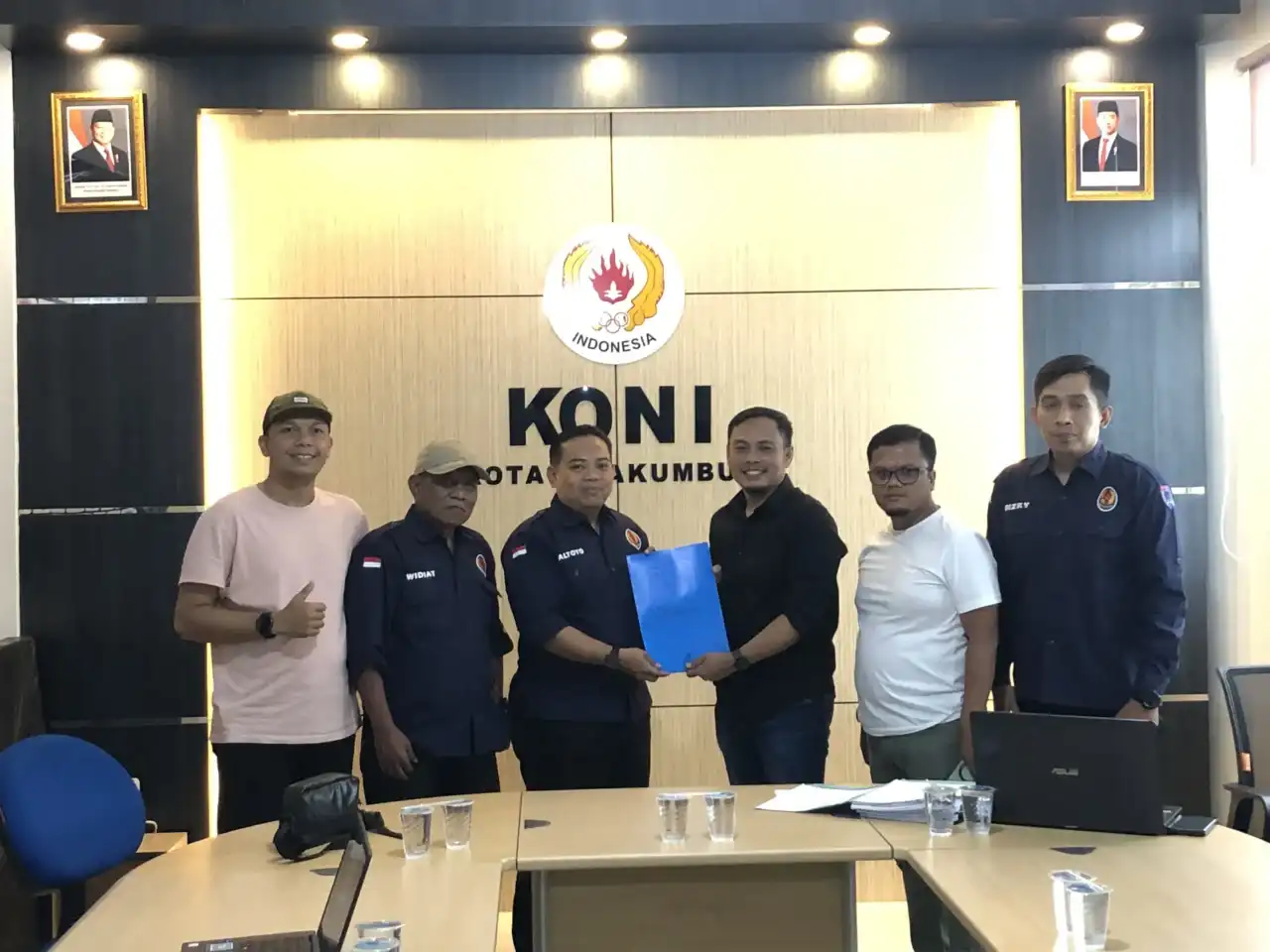 fitrayanto,-ketua-ptmsi-kota-payakumbuh-kembalikan-formulir-pendaftaran-balon-ketua-koni-payakumbuh