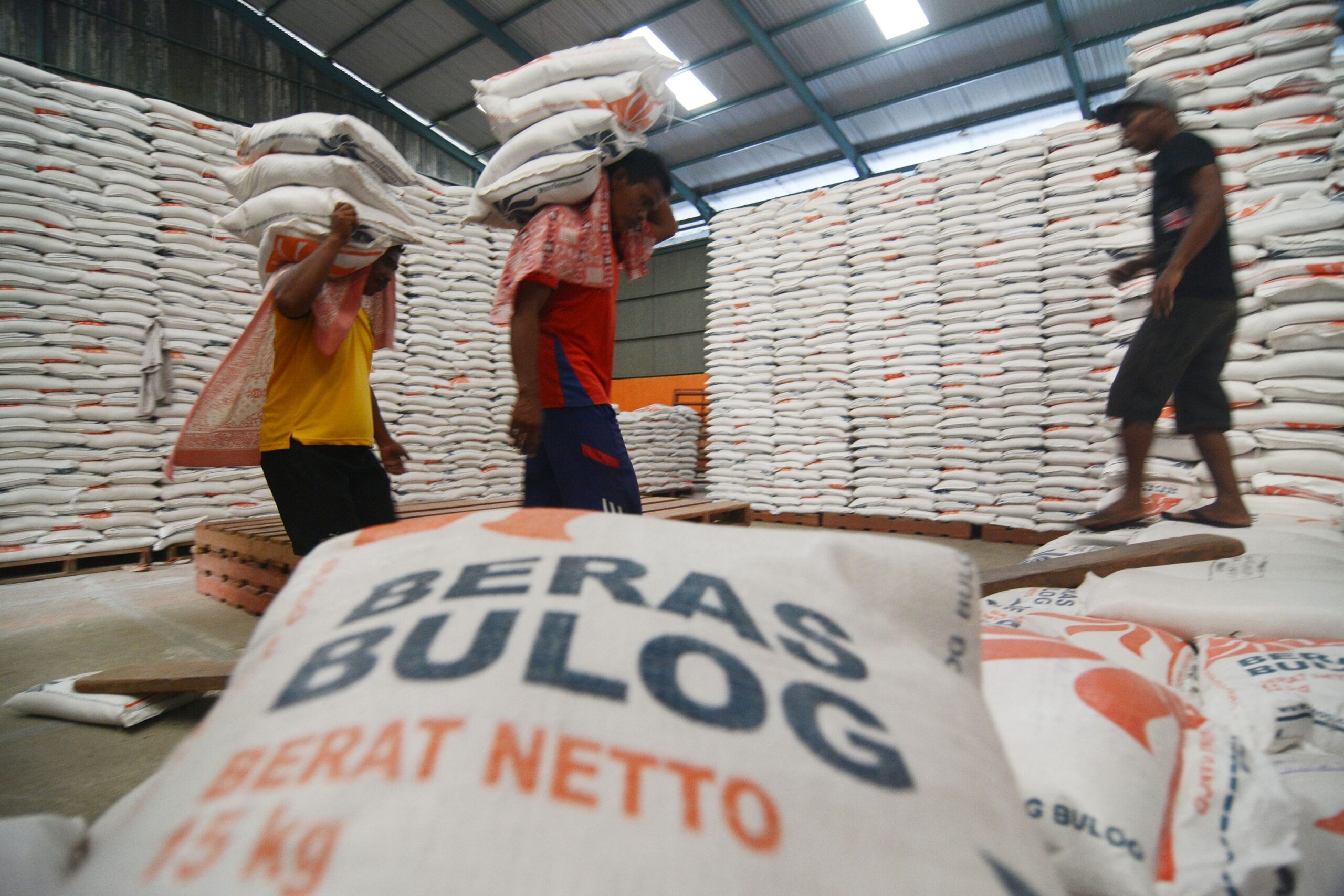 bulog-sumbar-pastikan-stok-beras-aman-hingga-akhir-2026