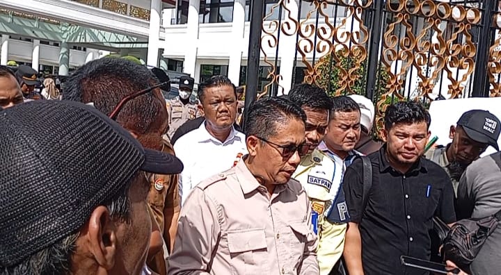 wakil-ketua-dprd-sumbar-dan-sekwan-terima-pengunjukrasa-dari-kspi