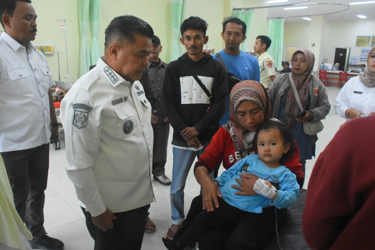 bupati-agam-tinjau-korban-longsor-sungai-landia-di-rsam-bukittinggi,-pastikan-penanganan-optimal-bagi-korban