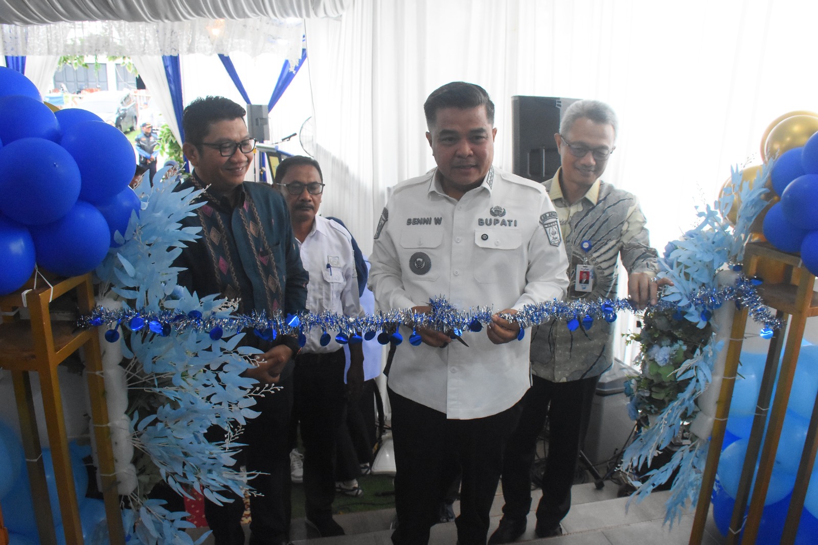 bupati-resmikan-kcp-bank-nagari-baso,-dorong-akses-keuangan-dan-pertumbuhan-ekonomi-daerah