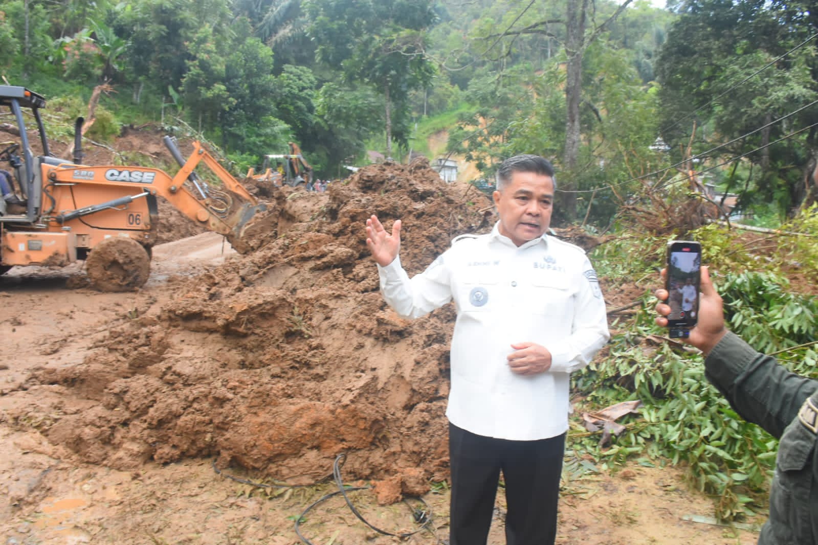 bupati-benni-warlis-tinjau-lokasi-longsor-di-sungai-landia