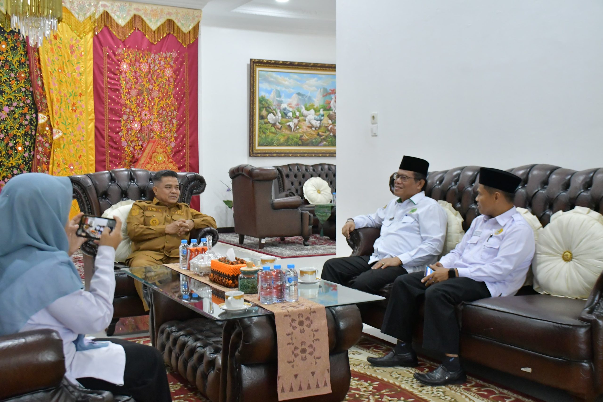 siap-bersinergi,-rinalfi-kakan-kemenag-agam-silaturahmi-dengan-bupati-beni-wallis