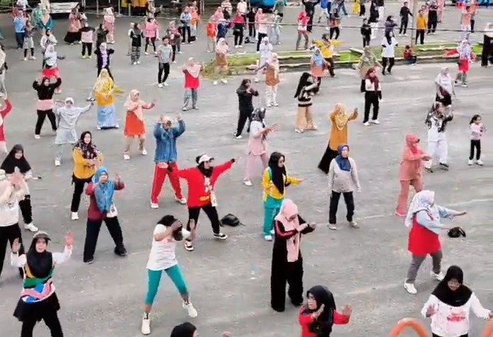 senam-pagi-di-stadion-tuanku-tabiang-ramai-dikunjungi,-pemkab-solok-gandeng-umkm-dan-samsat