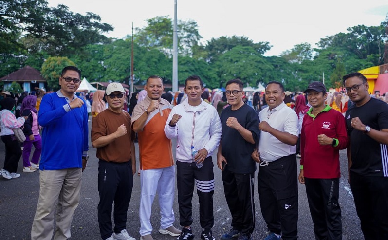 pemkab-solok-gelar-jalan-santai,-warga-padati-gor-batubatupang-kotobaru