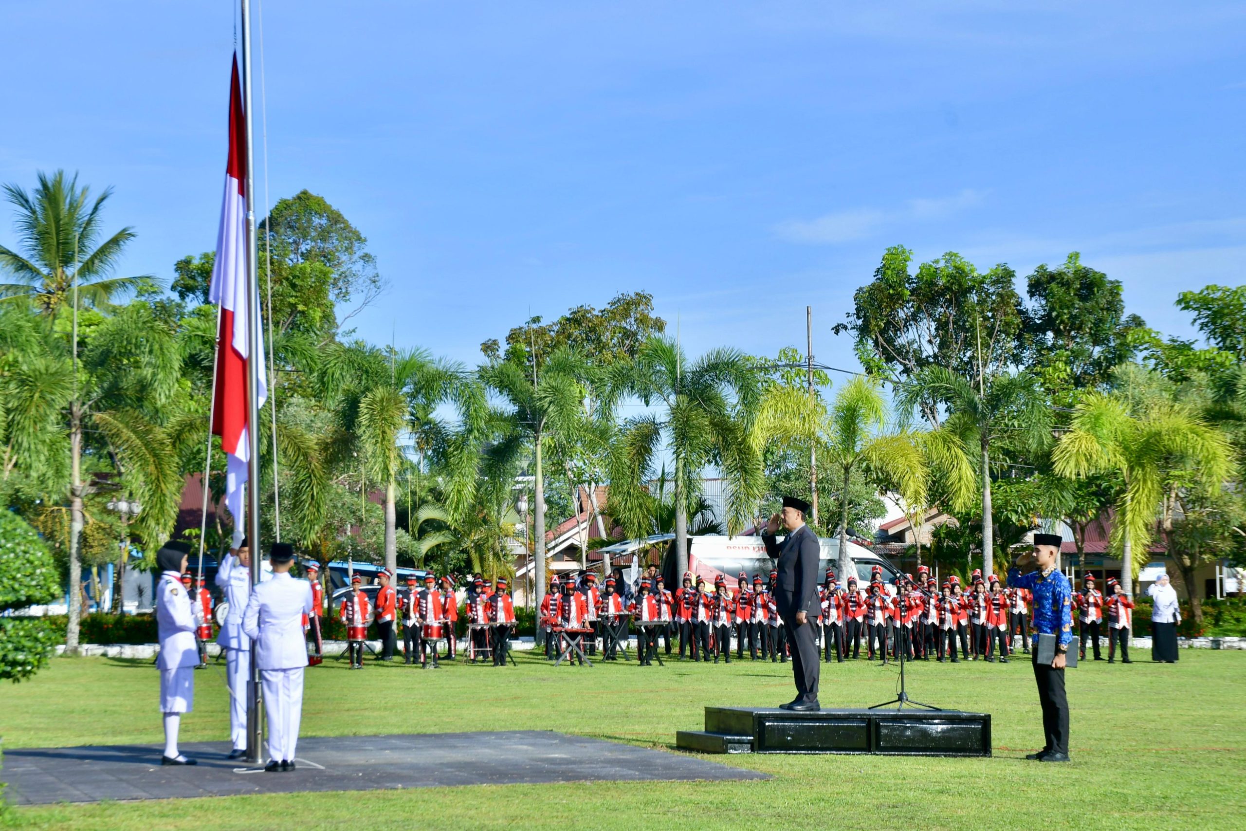 pimpin-upacara-hardiknas-2026,-wabup-agam-serahkan-penghargaan-untuk-guru-asn-dan-pppk