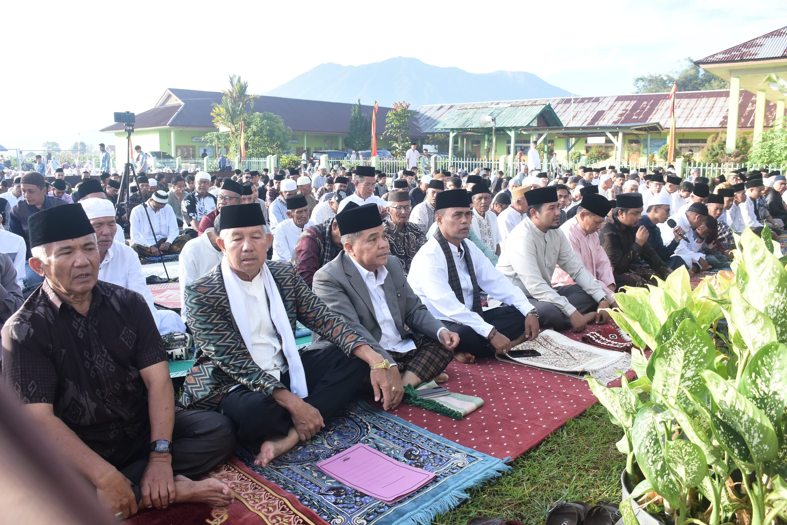 ribuan-jemaah-padati-lapangan-limo-balai,-bupati-agam-bertindak-sebagai-khatib-idul-adha