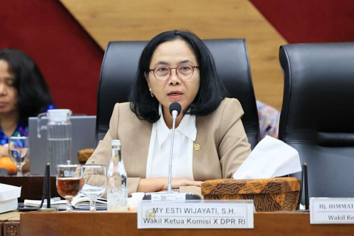 Wakil Ketua Komisi X DPR RI, My Esti Wijayati saat menerima aspirasi dari Aliansi Dosen PPPK Indonesia, Forum Komunikasi Dosen Indonesia, dan Asosiasi Dosen ASN PPPK dalam Rapat Dengar Pendapat Umum (RDPU) di Gedung Nusantara I, Kompleks Parlemen, Senayan, Jakarta, Rabu (20/5/2026). Foto: Tari/Karisma