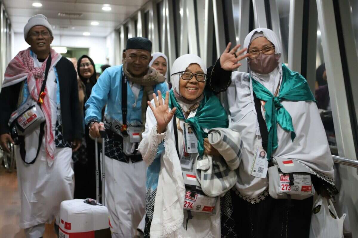 kloter-pertama-jemaah-haji-tiba-di-bandara-minangkabau