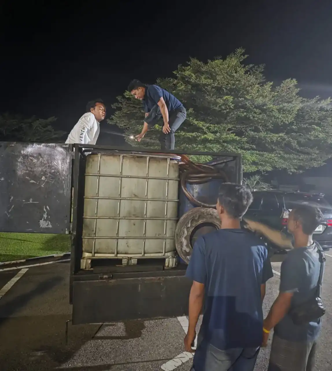 polres-sijunjung-tangkap-tiga-pelaku-penimbunan-bbm-subsidi-ilegal