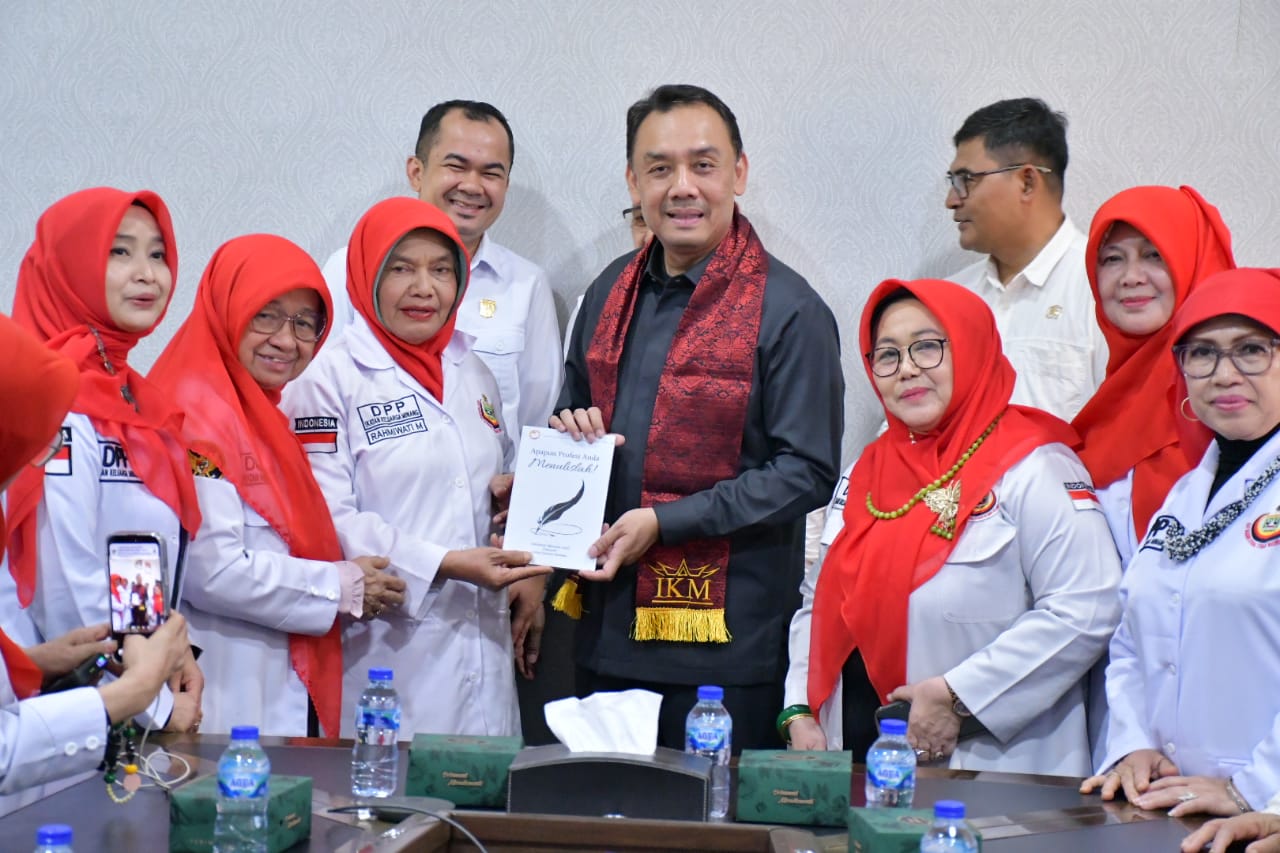 bundo-kanduang-dpp-ikm-kunjungi-agam,-salurkan-bantuan-dan-perkuat-nilai-adat-untuk-generasi-muda