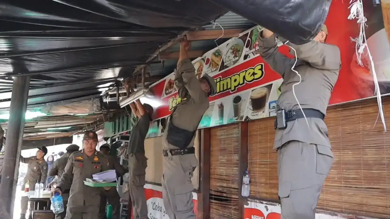 satpol-pp-kota-padang-bongkar-bangunan-liar-di-padang-utara