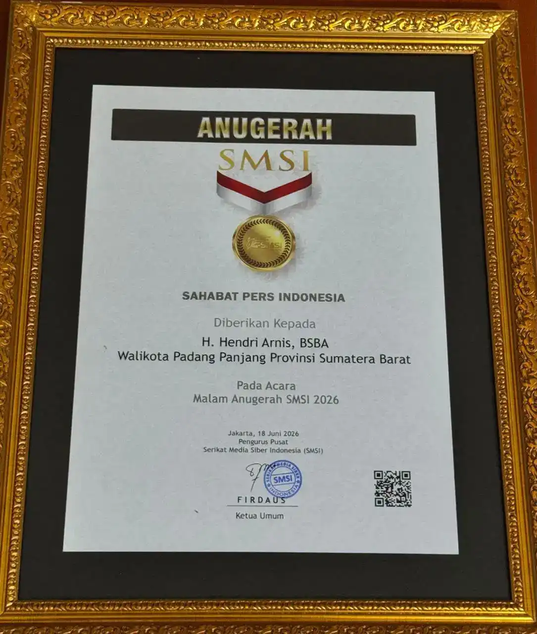 wali-kota-padang-panjang-terima-penghargaan-sahabat-pers-dari-smsi