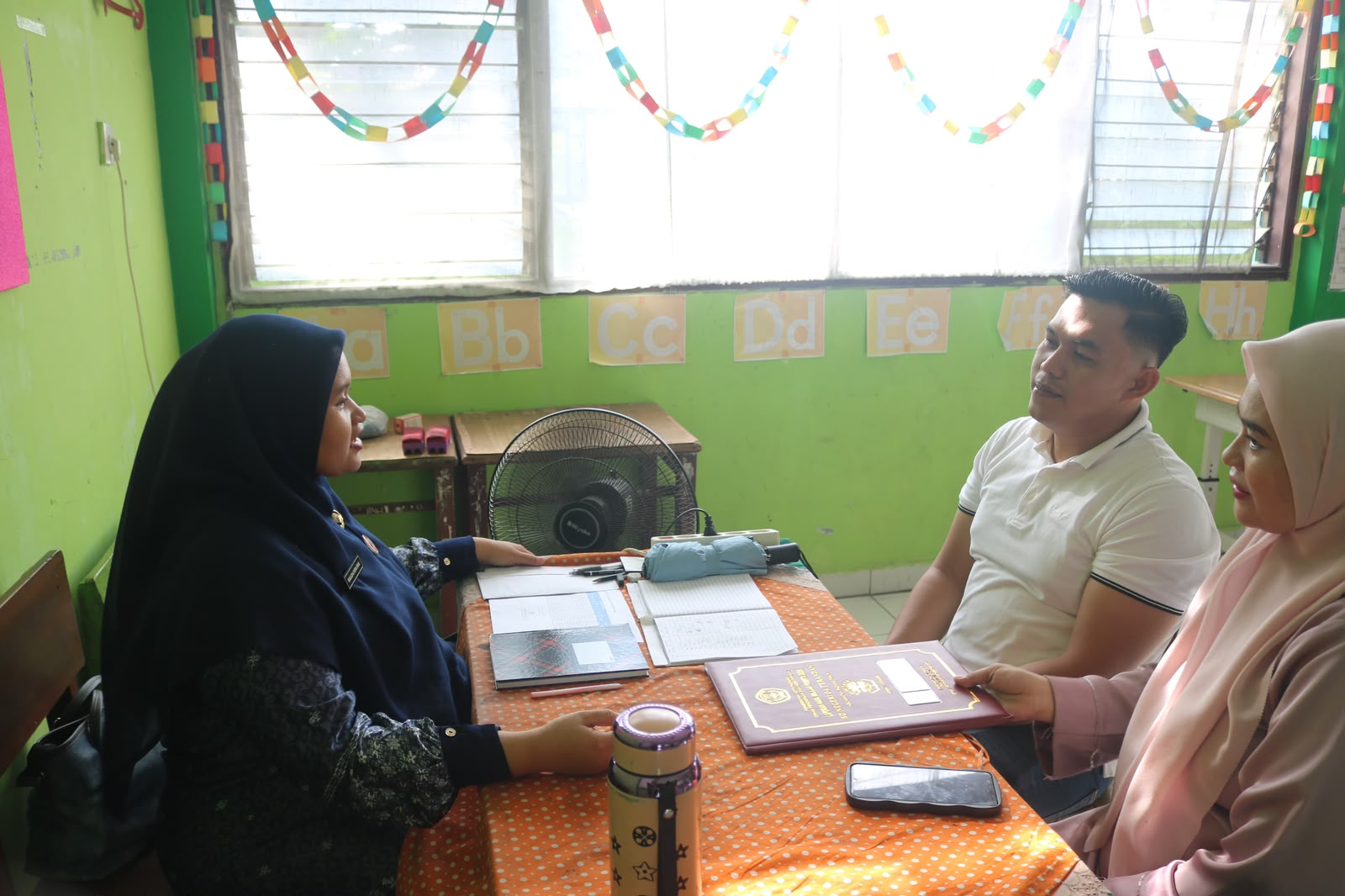 gerakan-ayah-ambil-rapor-di-sdn-04-terandam,-erizefni-tekankan-kolaborasi-keluarga-dan-sekolah