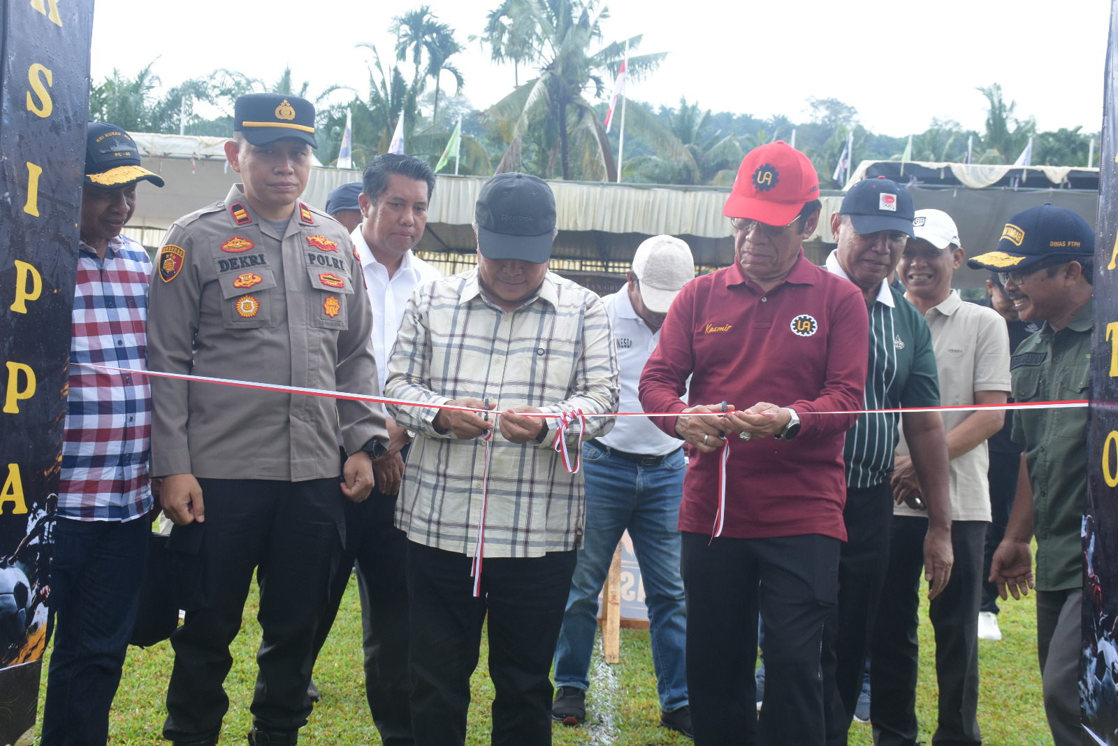 bupati-agam-resmikan-lapangan-sepak-bola-h-m-kasmir-dan-buka-turnamen-h-m-kasmir-cup-i