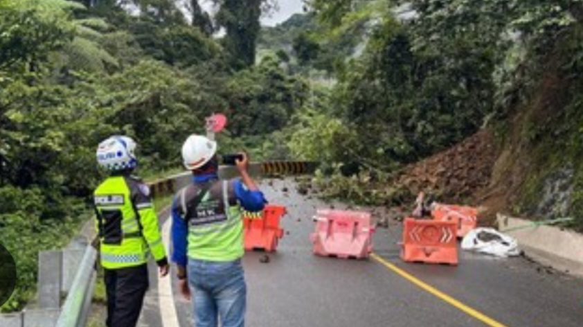 dirlantas-polda-sumbar-pastikan-akses-padang-bukittinggi-ditutup-akibat-longsor