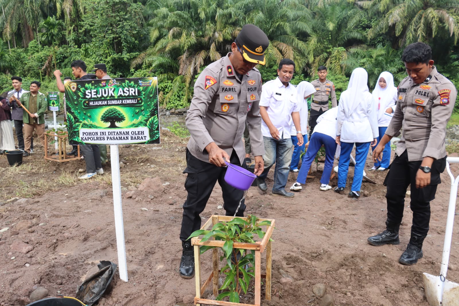 gerakan-penghijauan,-polres-pasaman-barat-tanam-berbagai-jenis-pohon-di-aliran-sungai-batang-toman