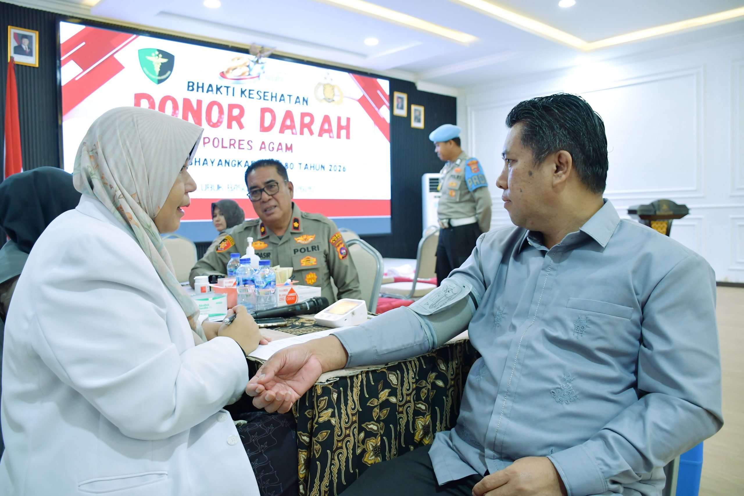 semangat-berbagi-di-hari-bhayangkara,-sekda-agam-apresiasi-aksi-donor-darah-polres-agam