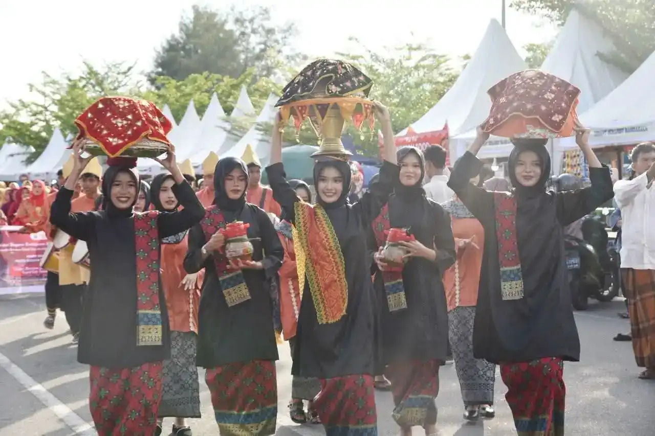 pemko-pariaman-gelar-festival-maantaan-sambareh,-lestarikan-budaya-tradisional-daerah