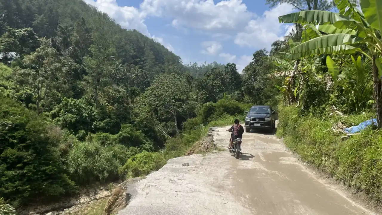 masyarakat-gunuang-omeh-berharap-jalan-ambles-akibat-bencana-segera-diperbaiki