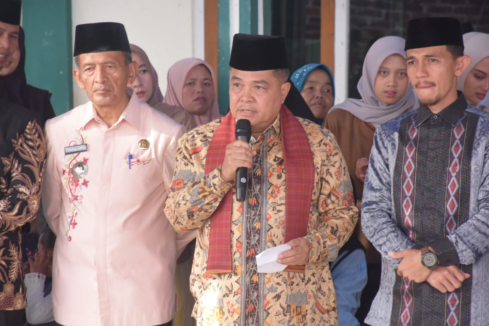 bupati-agam-lepas-pawai-khatam-al-qur’an-di-empat-lokasi,-dorong-lahirnya-generasi-qurani