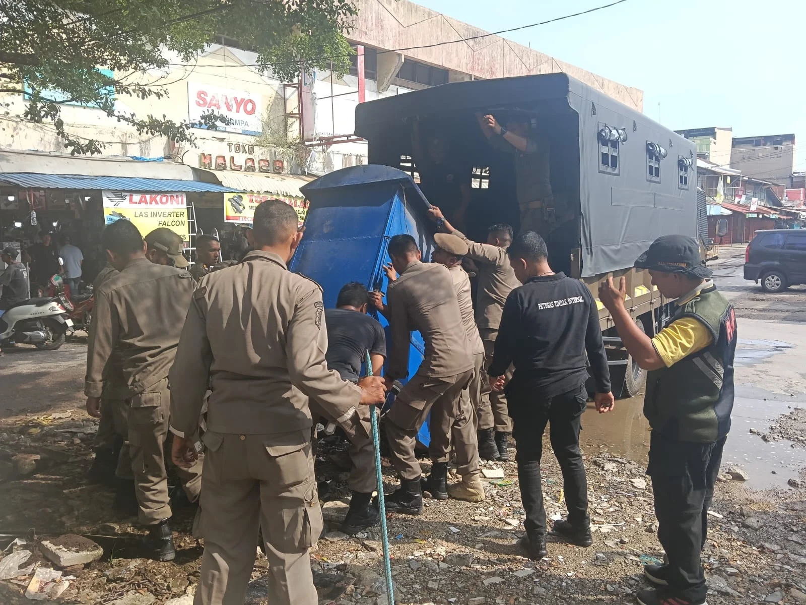 satpol-pp-padang-tertibkan-lapak-pkl-demi-kelancaran-revitalisasi-pasar-raya