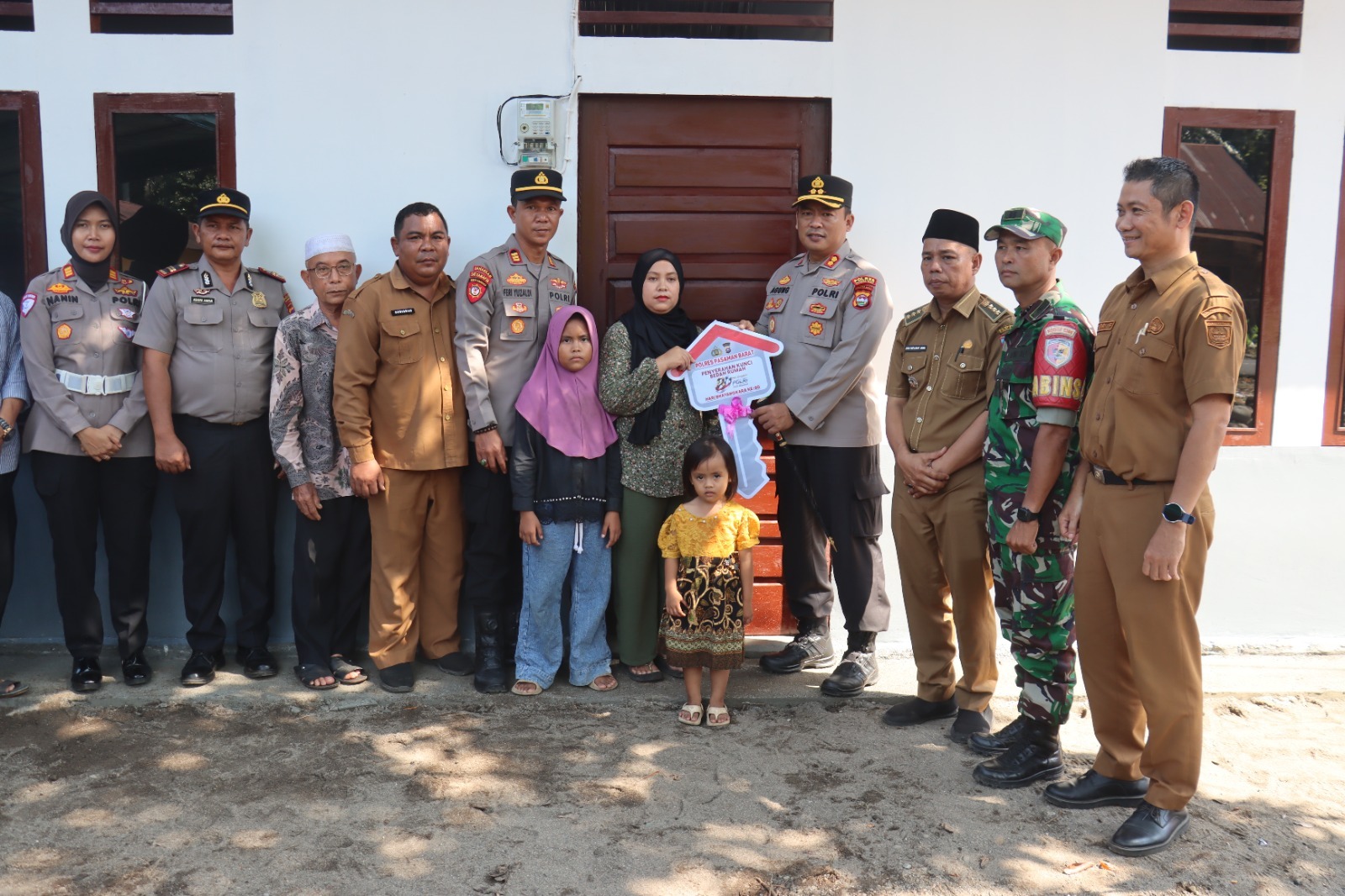 polres-pasaman-barat-serahkan-kunci-bedah-rumah-kepada-nenek-kartini-di-hari-bhayangkara-ke-80