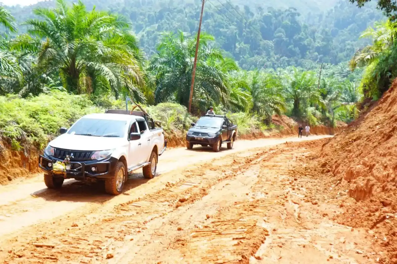 pemkab-dharmasraya-gandeng-pt-tka-tuntaskan-isolasi-jalan-bukit-hujan