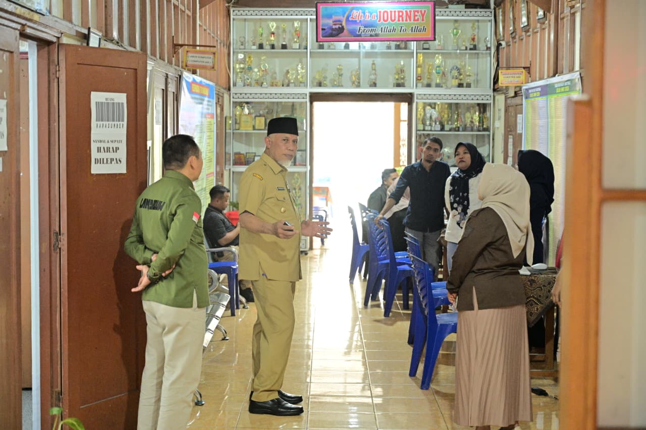 tinjau-pelaksanaan-spmb-di-sman-1-bukittinggi,-gubernur-pastikan-seleksi-berjalan-transparan,-objektif,-dan-bebas-intervensi