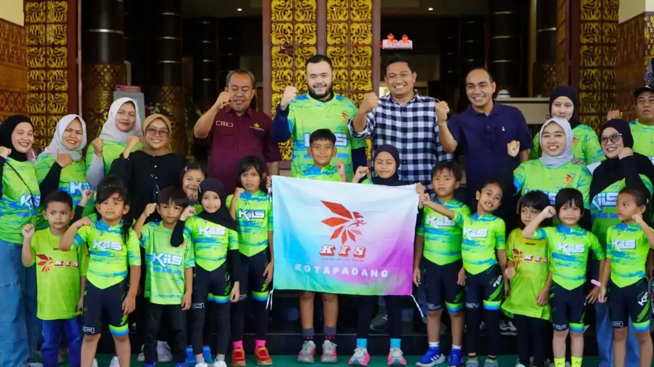 wali-kota-fadly-amran-lepas-atlet-kiis-padang-ke-pariaman-open-2026