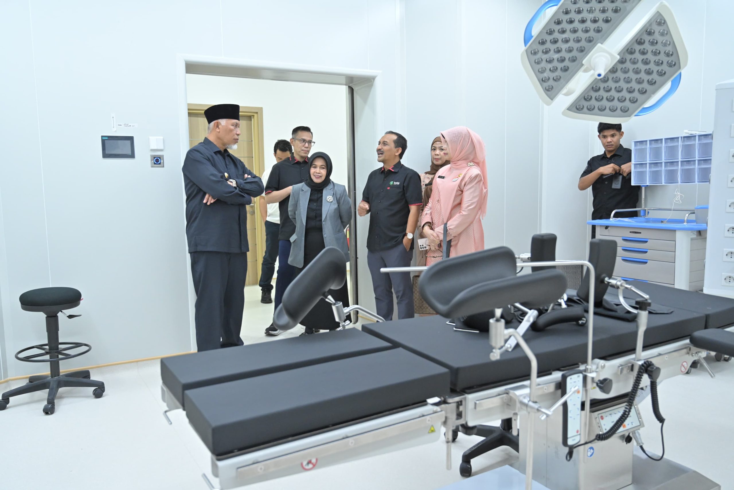 tinjau-gedung-baru-rsu-bunda-padang,-gubernur-mahyeldi-:-bedah-robotik-jadi-lompatan-besar-layanan-kesehatan-sumbar