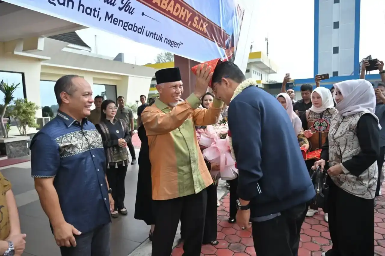 gubernur-mahyeldi-sambut-kapolda-sumbar-baru,-tekankan-sinergi-strategis