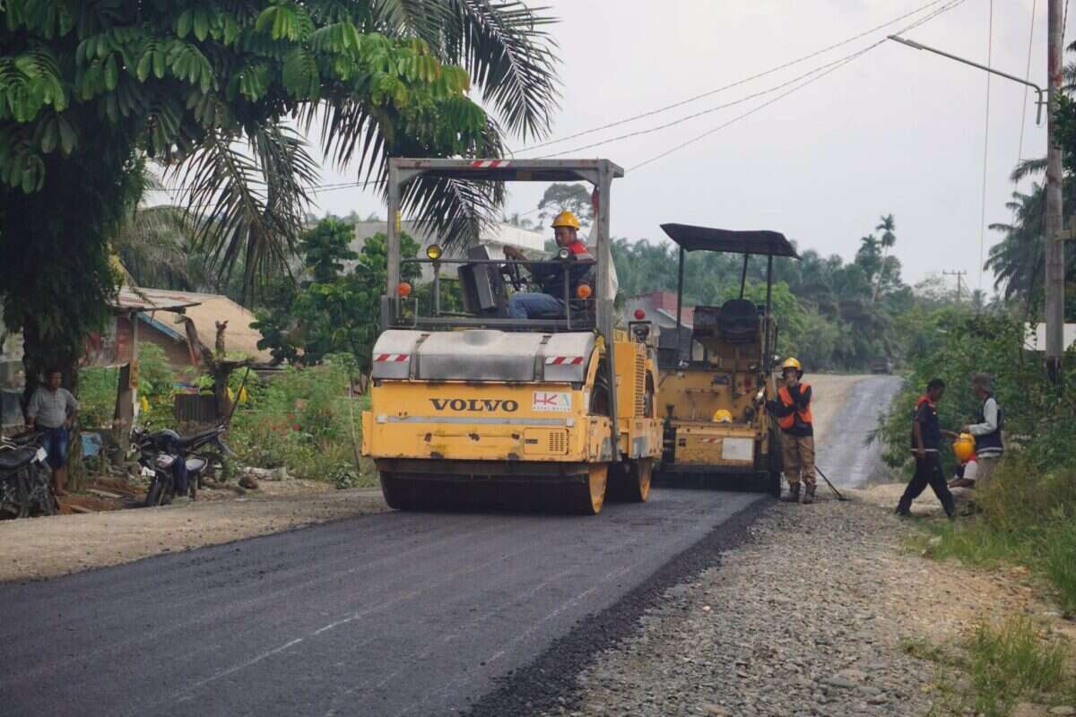 tingkatkan-akses-ekonomi,-pemkab-dharmasraya-aspal-jalan-poros-koto-gadang