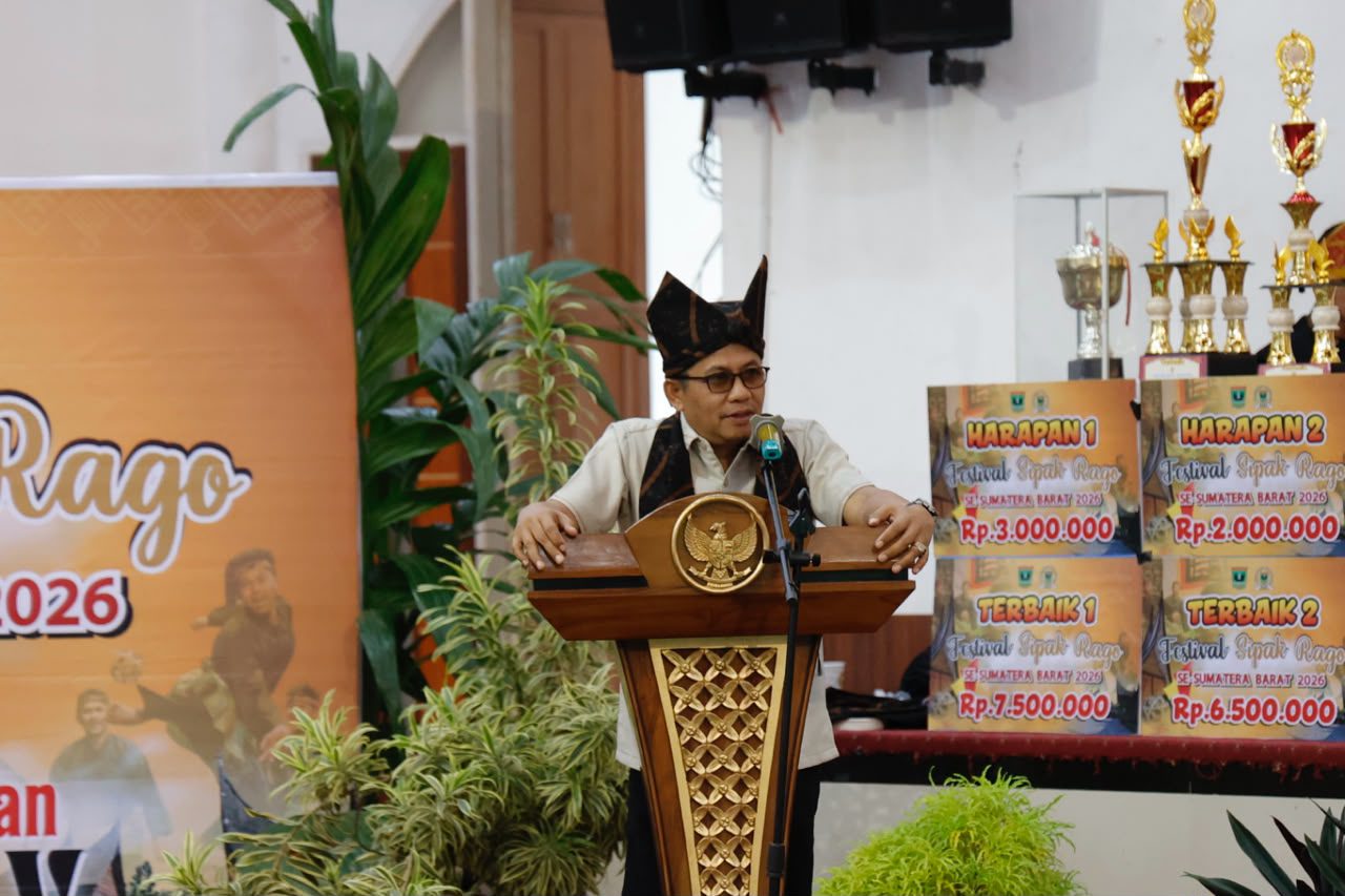 lestarikan-budaya-minangkabau,-festival-sipak-rago-piala-bergilir-evi-yandri-kembali-digelar