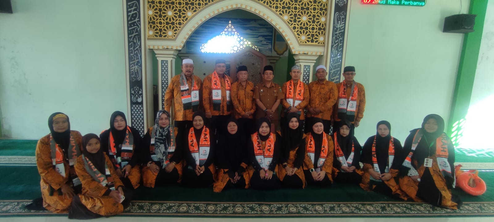 travel-al-hijaz-di-bawah-kepemimpinan-rina-kembali-berangkatkan-92-jemaah-umrah-dari-pasaman