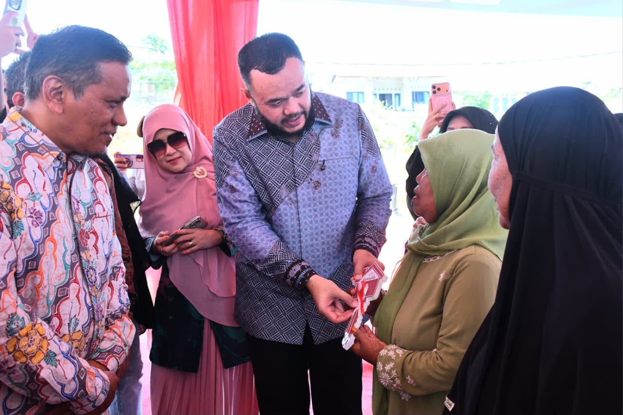 fadly-amran-serahkan-kunci-hunsela,-hadirkan-harapan-baru-bagi-penyintas-bencana-di-padang