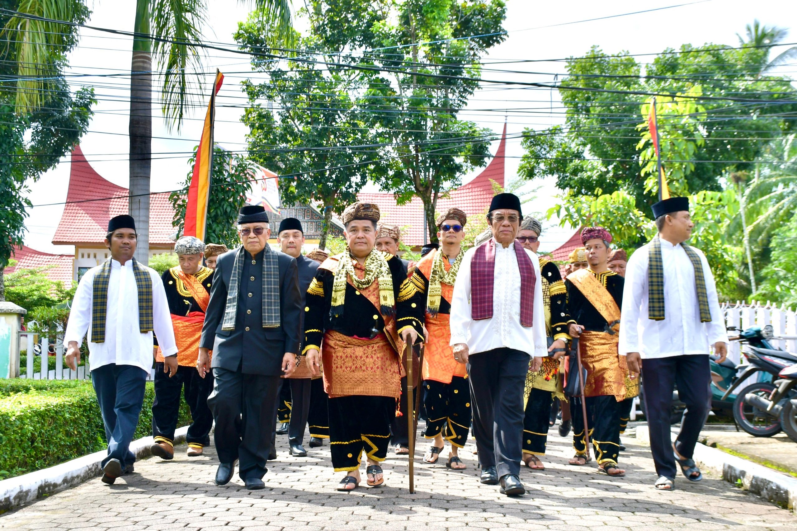 bupati-agam-ikuti-arak-arakan-dan-makan-bajamba,-peringatan-hari-jadi-ke-33-lubuk-basung